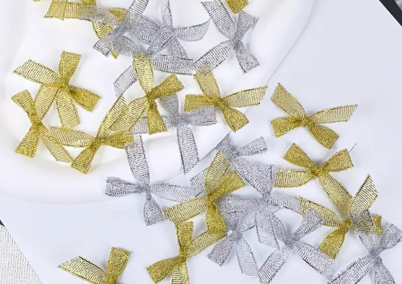 Strass acryliques et petits nœuds