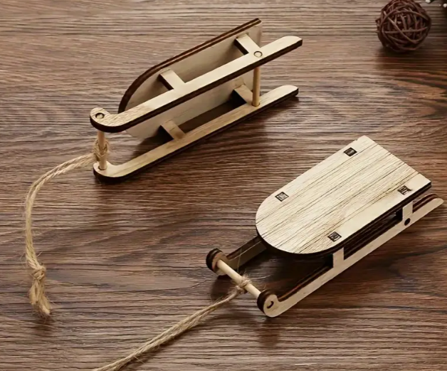 Petit traîneau en bois à décorer au crochet pour Noël – idée DIY artisanale