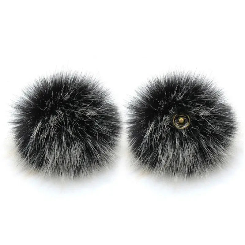 Pompon fausse fourrure de 13 cm avec bouton pression