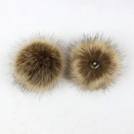 Pompon fausse fourrure de 13 cm avec bouton pression